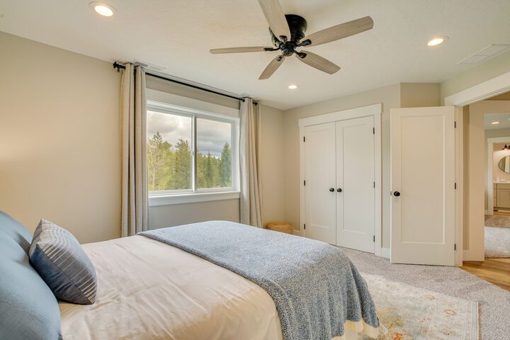 Spacious Donnelly Family Home w / Private Hot Tub!
