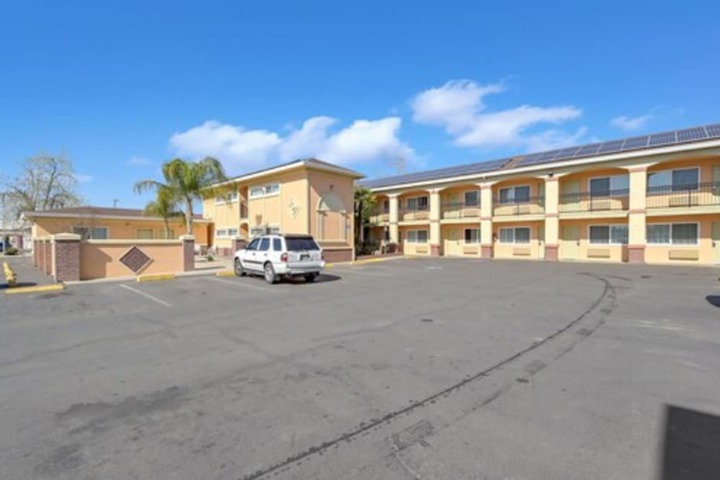 Americas Deluxe Inn