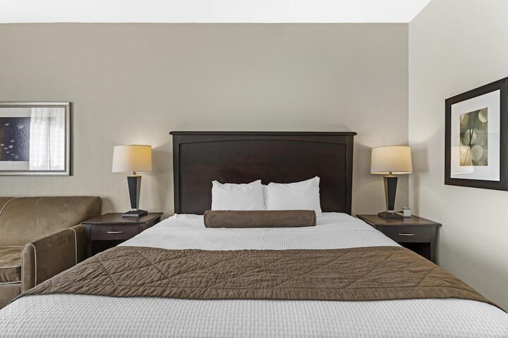 Best Western Plus Chain of Lakes Inn & Suites