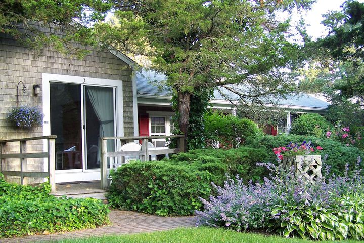 Allen Harbor Breeze Inn & Gardens