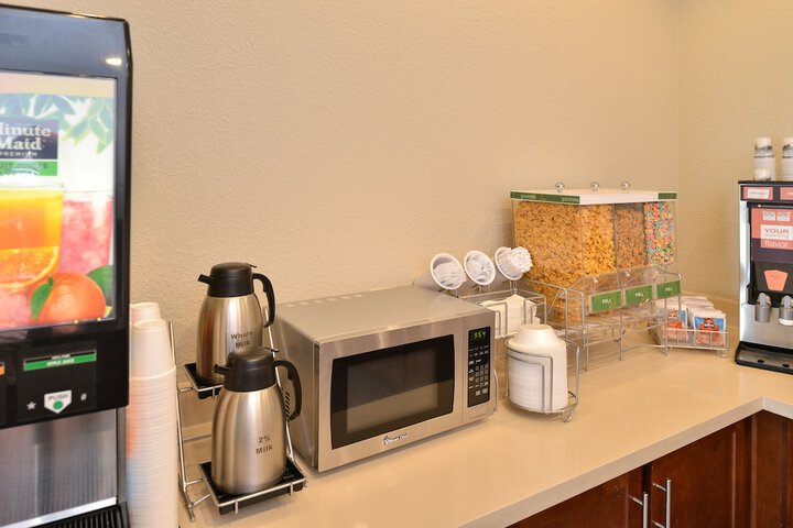 Comfort Inn & Suites Victoria North