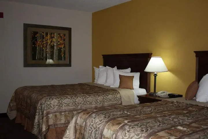 Saratoga Inn & Suites