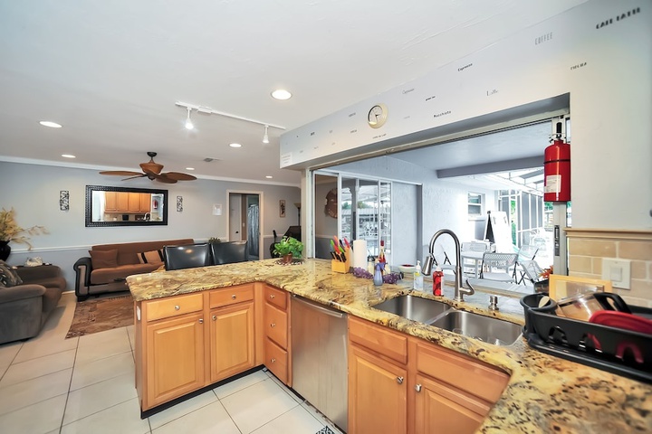 Apollo Beach W / Pool Room To Entertain, Pet Friendly! 6 Bedroom Home