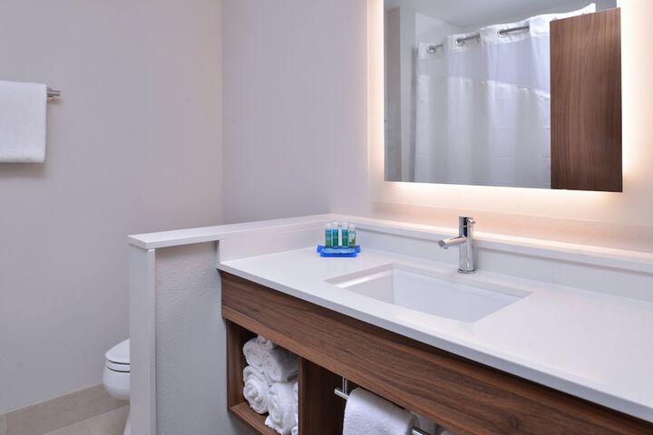 Holiday Inn Express & Suites Marshalltown by IHG