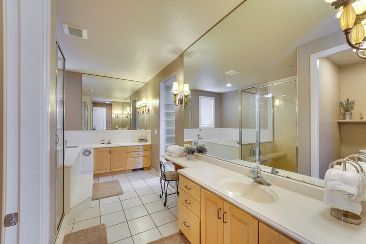 Hot Tub & Snake River Views at Twin Falls Home