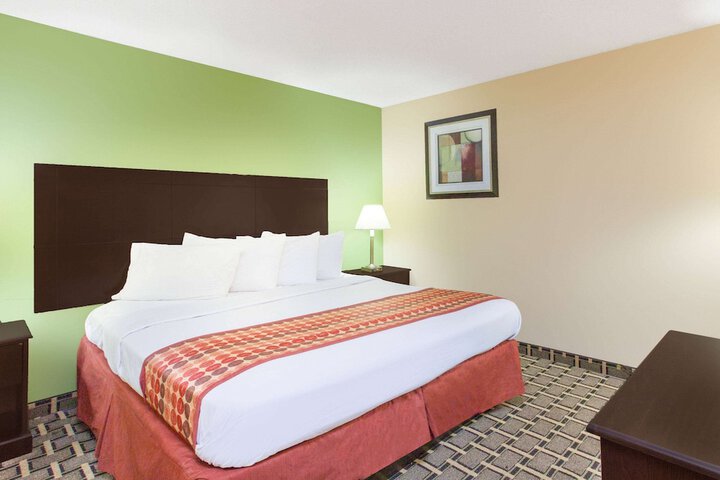 Days Inn & Suites by Wyndham Madison Heights MI