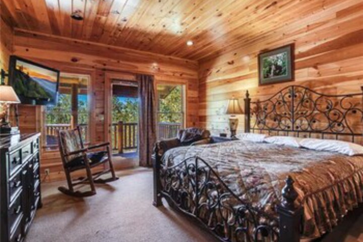 Big Bear Lodge Five Bedroom Home