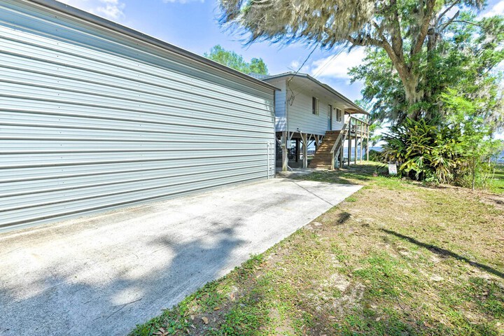 Renovated Crescent Lake Escape w / Waterfront Deck!