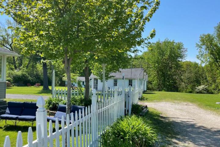 Drop Anchor Cottages and Lake House