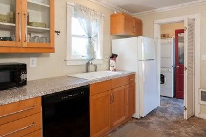 2BR Bay View Bungalow in Poulsbo by RedAwning