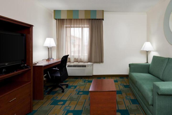 La Quinta Inn & Suites by Wyndham Chicago Willowbrook