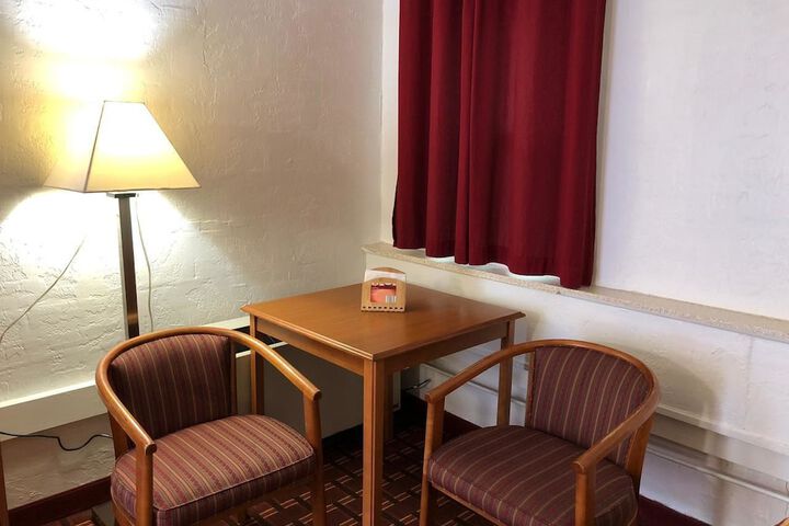 Room 10 of 28
