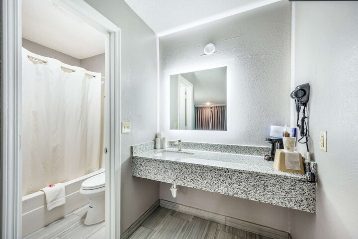Room 15 of 18