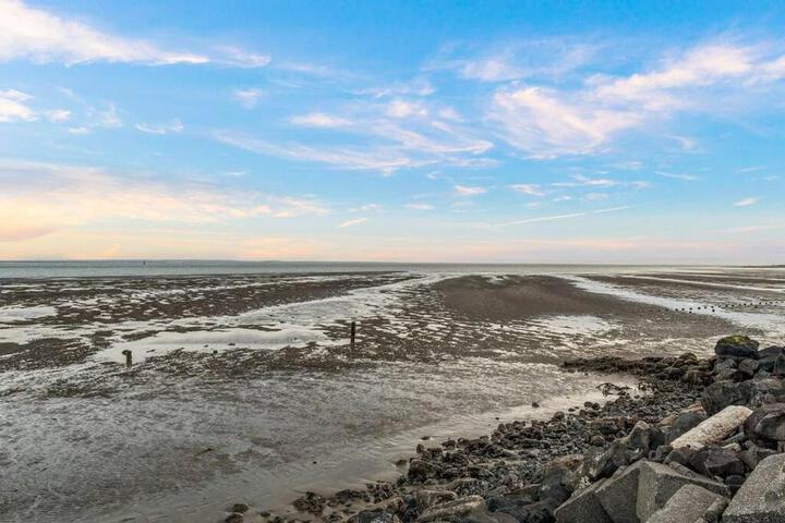 Cozy Coastal Getaway • Panoramic Ocean Views