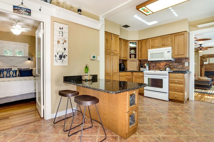 Lakefront Tavares Home w / Deck Patio & Dock!