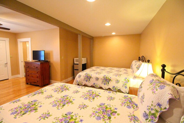 Peach Tree Inn & Suites
