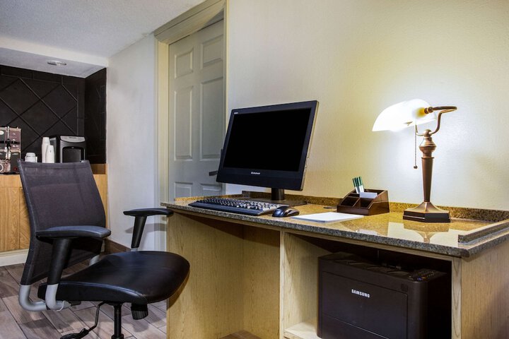 Business Center 32 of 33