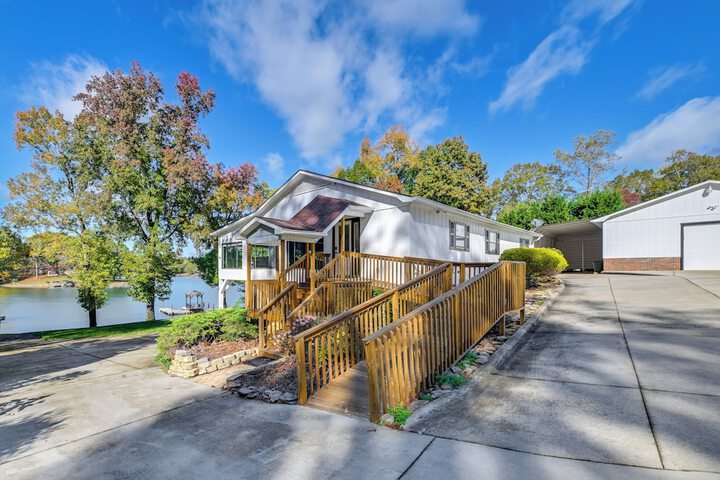 Spacious Lake Norman Retreat w / Boat Ramp!