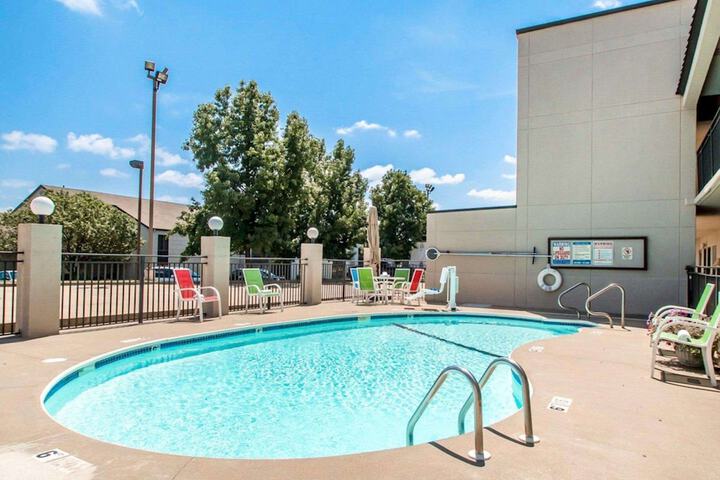 Quality Inn US65 & E. Battlefield Rd. Springfield