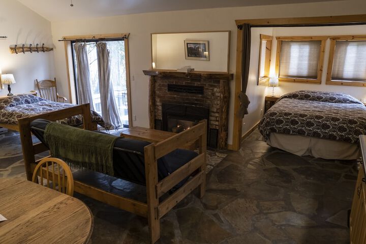 Whittakers Motel & Historic Bunkhouse