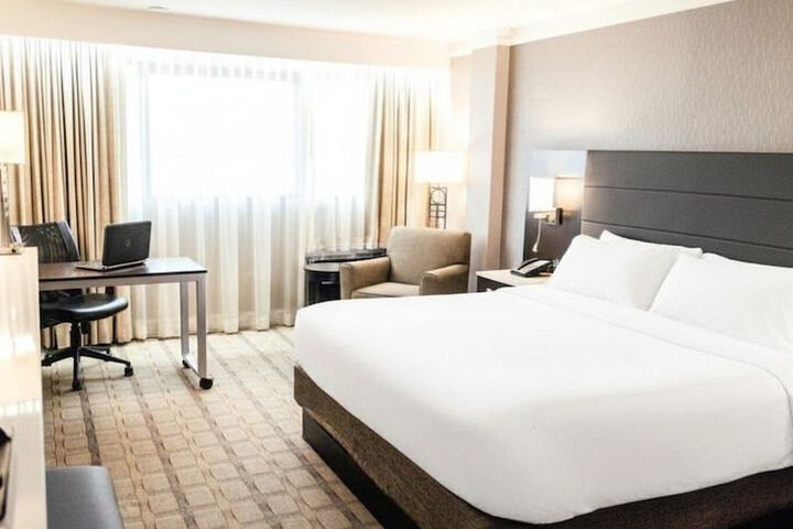 Crowne Plaza Knoxville Downtown University by IHG