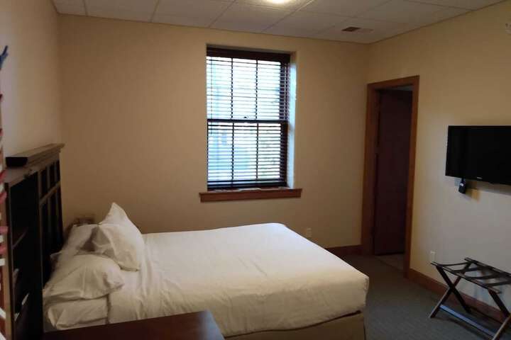 Room 5 of 16