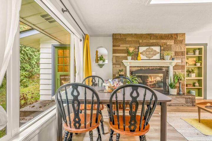 Bright Updated Waterfront Cottage Pets Welcome!