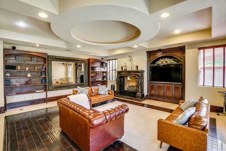Spacious Fullerton Villa w / Private Pool & Hot Tub