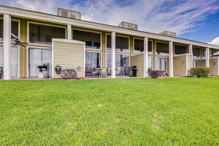 Beautiful Waterfront Condo on Lake Conroe w / Dock