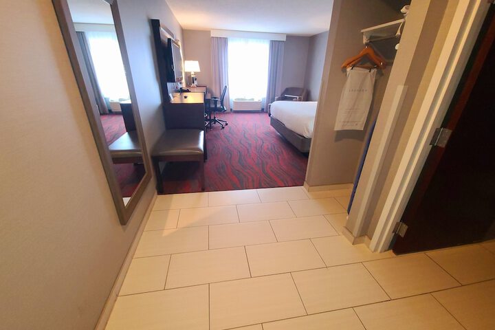 Holiday Inn Express & Suites Utica by IHG