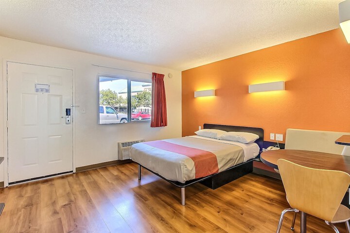 Room 14 of 27