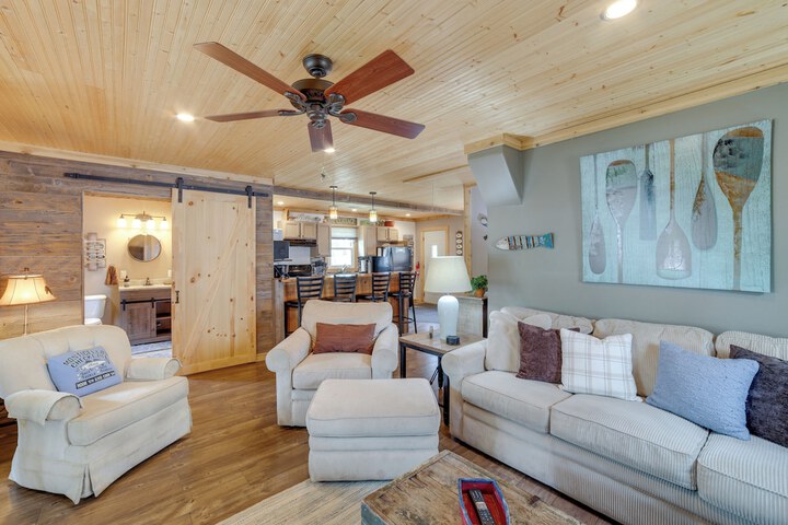 Lakefront Cottage w / Deck Near Indiana Beach!