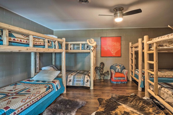 Chic Family-friendly Home With Outdoor Oasis!