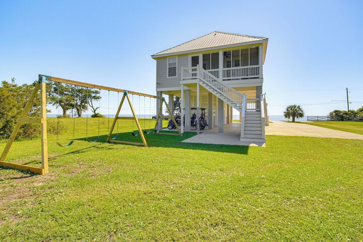 Walk to Beach: Oceanfront Home w / Outdoor Kitchen