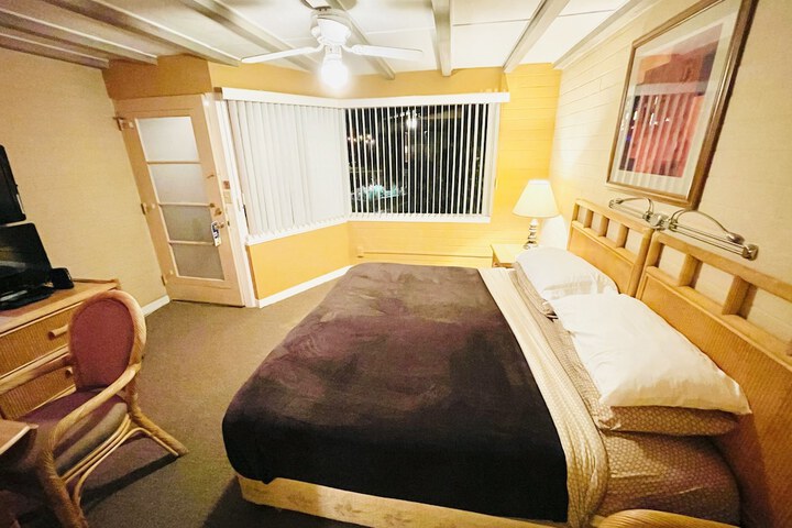 Room 32 of 69