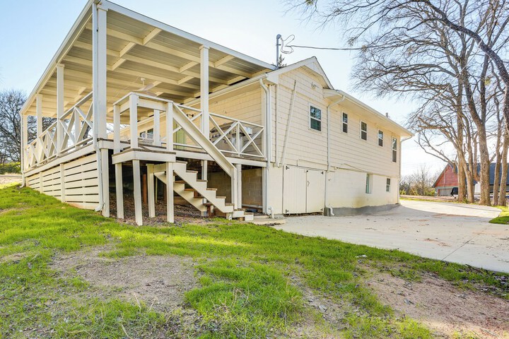 Walk to Lake Texoma: Kingston Retreat w / Deck!