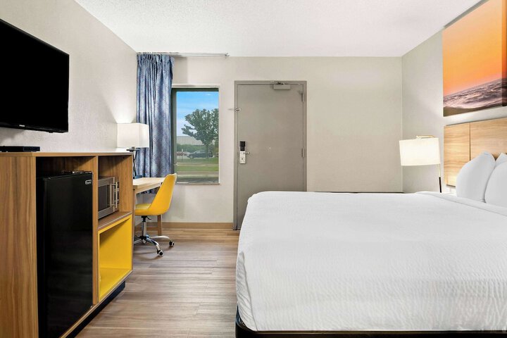 Room 25 of 38