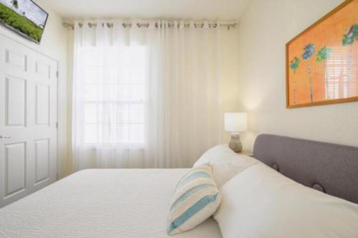 Brand New Super Cool Fountain View Condo by Main Pool Near Parks & OCCCC