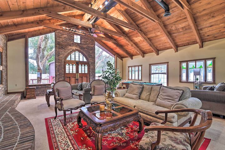 Grand Valrico Home w / Deck Fire Pit & Yard!