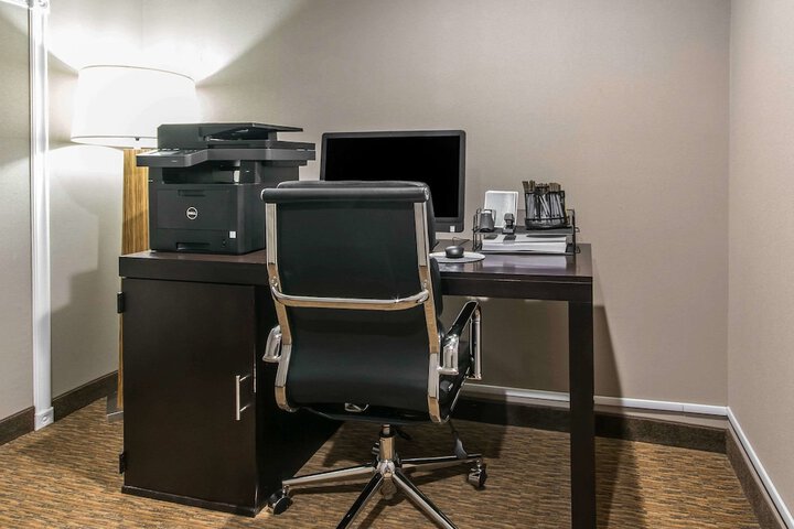 Business Center 32 of 35