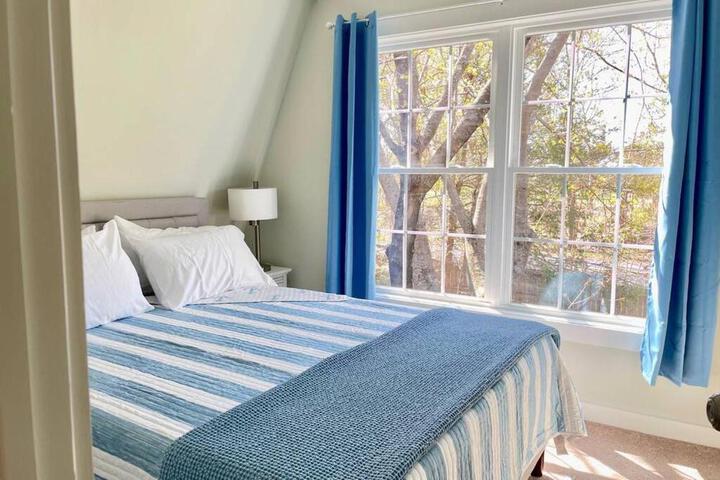 Newly Renovated Carriage House Near Town & Beaches