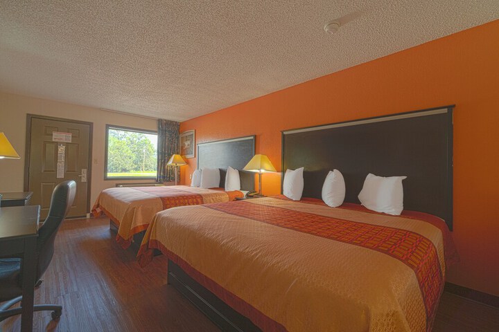 Regency Inn & Suites by OYO Bay City TX