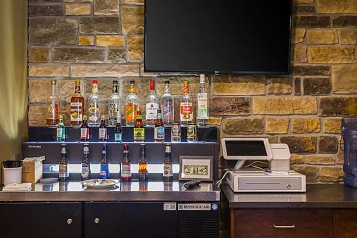 Cobblestone Hotel & Suites - Hutchinson