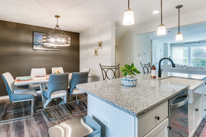2 Mi to Hollywood Casino: Charles Town Townhome!