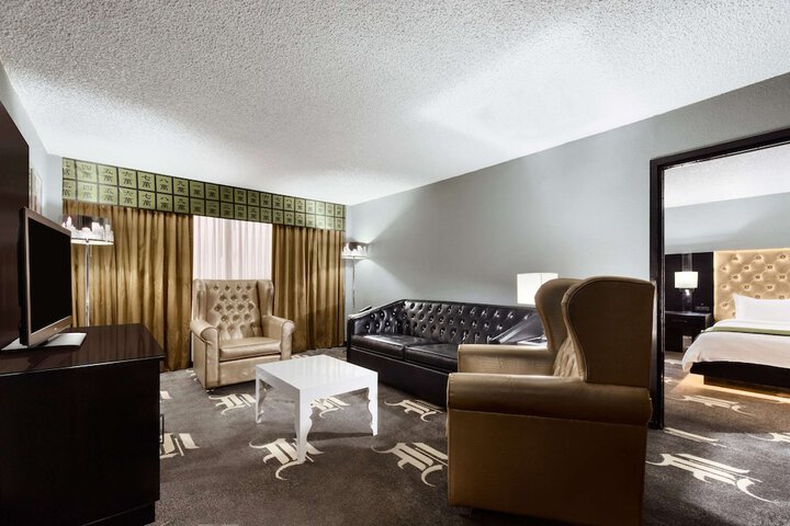 Room 10 of 38