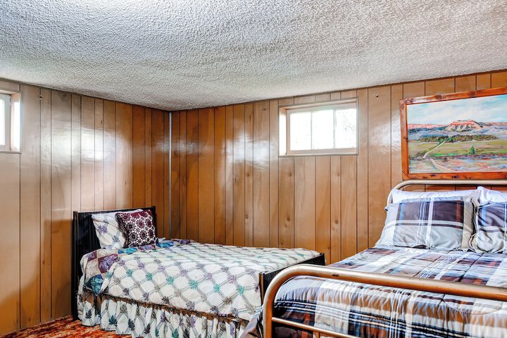 Charming Tropic Home by a Farm: Near Bryce Canyon!