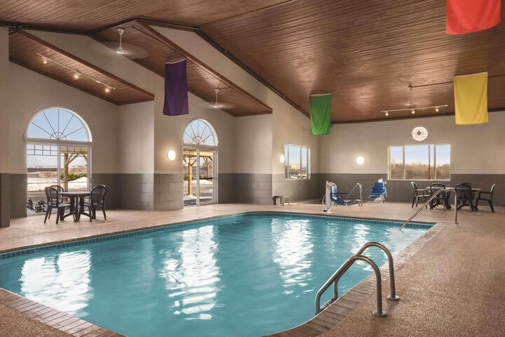 Country Inn & Suites by Radisson Dubuque, IA