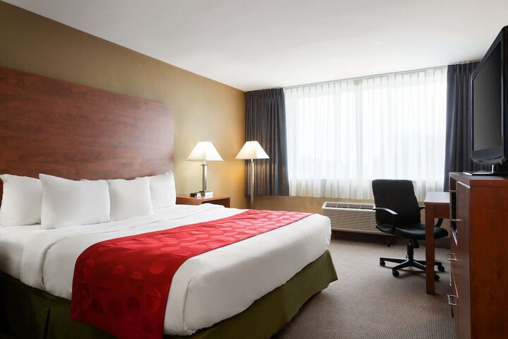 Room 33 of 46