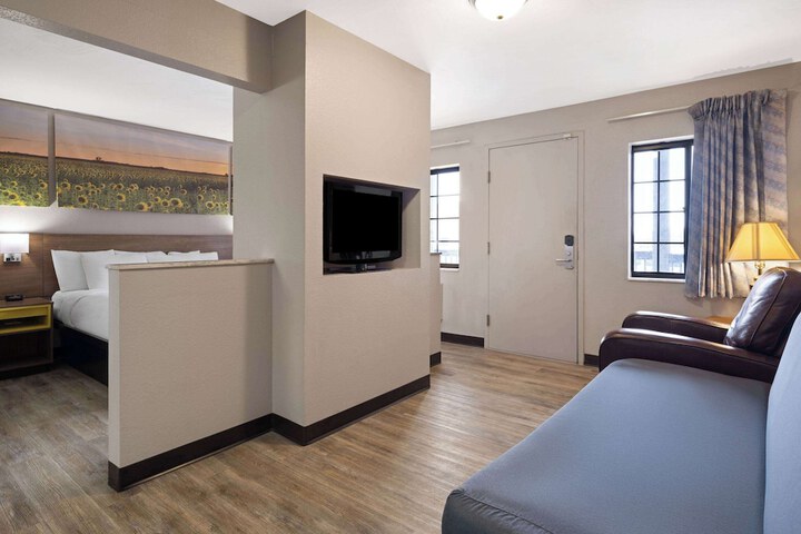 Days Inn & Suites by Wyndham Kokomo