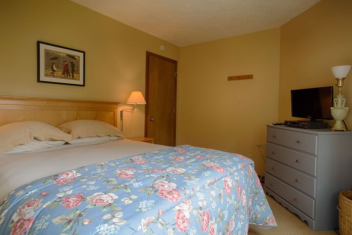 The Waves / The Argonauta Inn/The White Heron Lodge